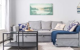 Sea Crest Retreat - Modern - 2 Bedroom - Sa - By The Sea